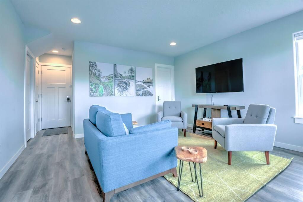 Hébergement de vacances New Tri-level With Ocean View And 3 En-suite Bedrooms!