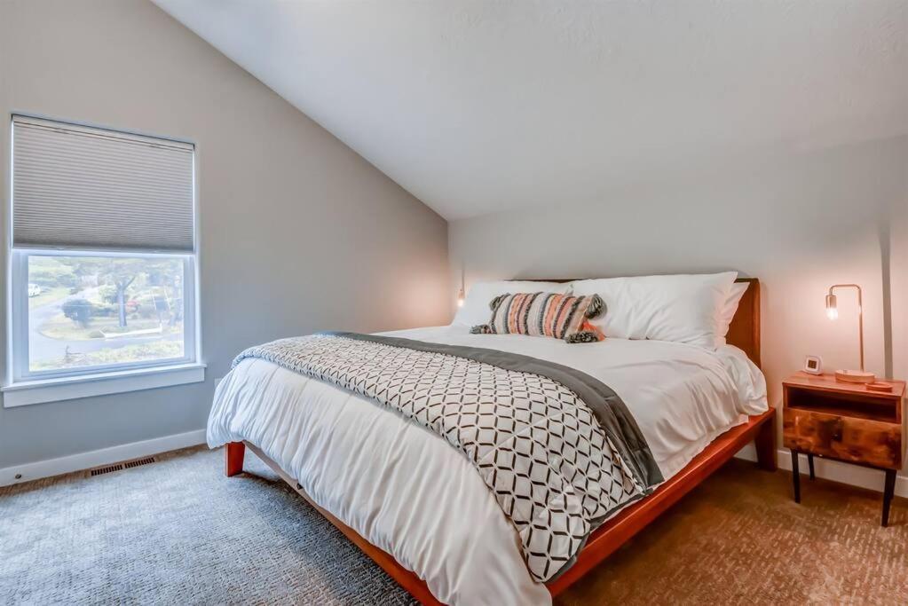 Hébergement de vacances New Tri-level With Ocean View And 3 En-suite Bedrooms! *