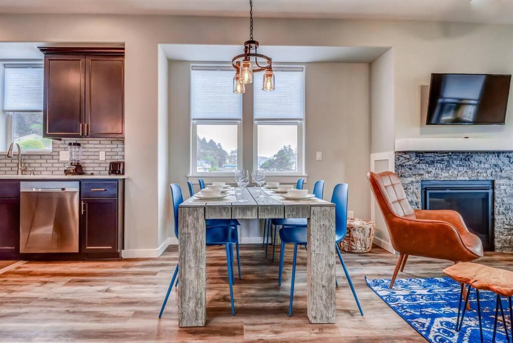 New Tri-level With Ocean View And 3 En-suite Bedrooms! * Depoe Bay