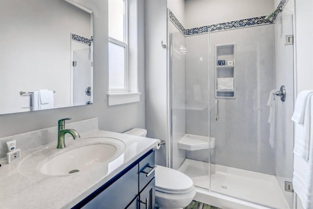 Hébergement de vacances New Tri-level With Ocean View And 3 En-suite Bedrooms! *